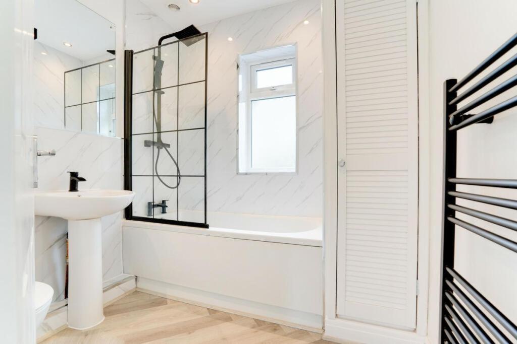 Lymer House - Stylish 3 Bedroom House In Wolverhampton Værelse billede